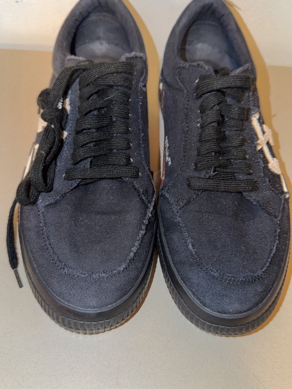 Men's Off-White Low Vulcanized Size 9/ 42 Euro